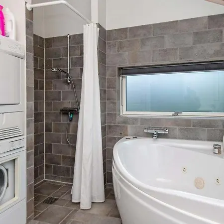 Sleeps 8 Wifi Holiday home Fjellerup Mark