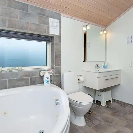 Sleeps 8 Wifi Holiday home *